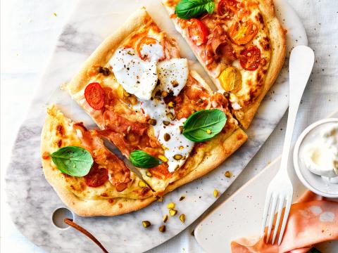 Pizza bianca met mortadella, ­gekleurde kers­tomaatjes, burrata en pistache