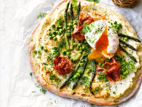 Lentepizza met ricotta, groene asperges en gepocheerd ei