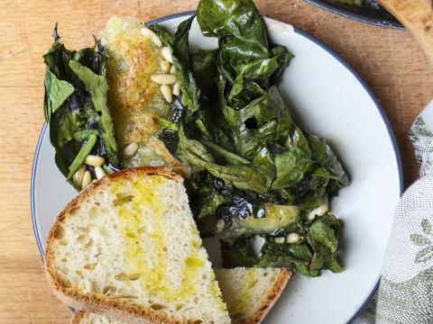 Gratin van wilde spinazie met mozzarella en pijnboompitten