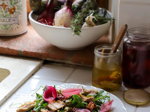 salade met tonno di Chianti en opgelegde rode ui