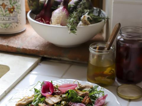 salade met tonno di Chianti en opgelegde rode ui