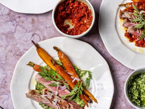 ovengeroosterde worteltjes met pesto en rundstagliata