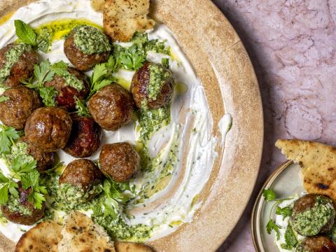 gehaktballetjes met pesto en yoghurtsaus
