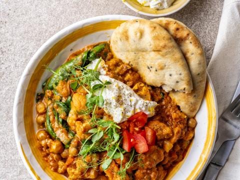 Veggie tikka masala met jonge bladspinazie, kikkererwten en citroenricotta