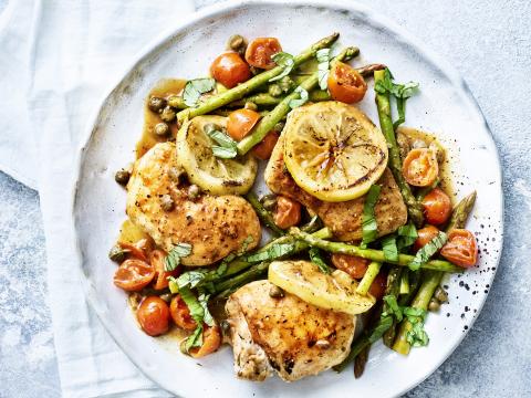 Piccata van kip met ¬groene asperges en ¬kerstomatenjus¬¬