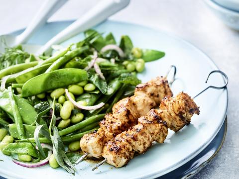 Kippenspiesjes met kruiden-boontjessalade