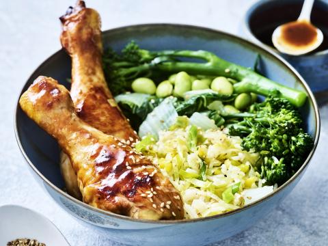 Kipdrumsticks met oosterse groenten en gebakken rijst