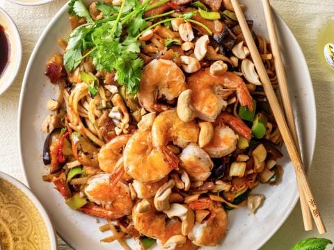 Noedelkommetje met scampi’s en kleverige ­aubergine