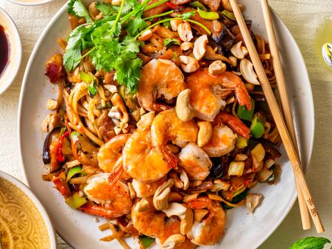 Noedelkommetje met scampi’s en kleverige ­aubergine