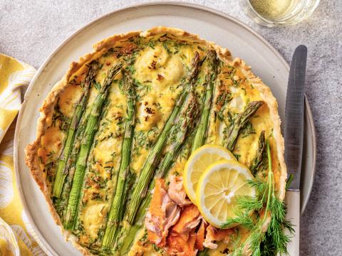 Quiche met ­asperges, ­bloemkool en warmgerookte zalm