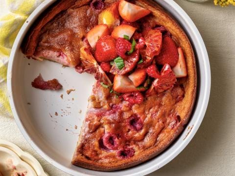 Clafoutis van ­aardbeien en ­frambozen