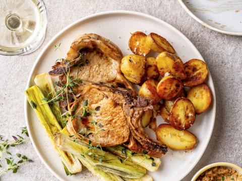 Kotelet met ­gebakken krieltjes en lenteprei