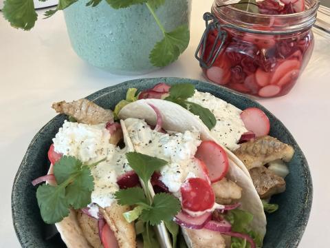 Tacos met rode poon en gepekelde radijsjes
