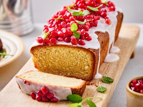 Cake met rozenwater en granaatappelpitten