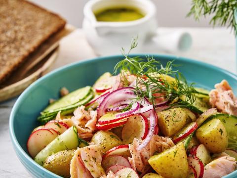 Aardappelsalade met zalm, komkommer en radijsjes