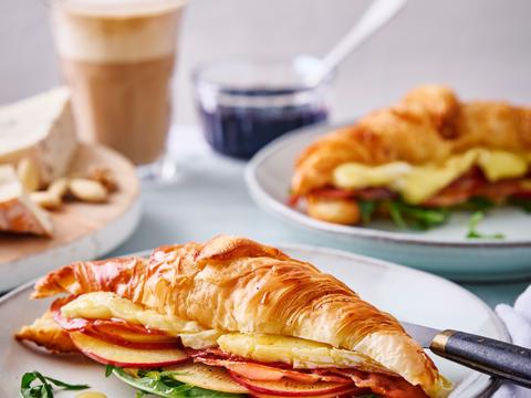 Gevulde croissant met appel en brie