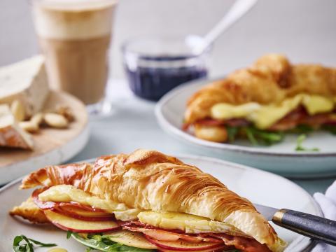 Gevulde croissant met appel en brie
