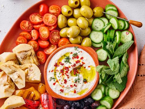 Mezzeplank met pittige fetadip