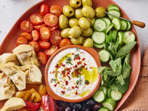 Mezzeplank met pittige fetadip