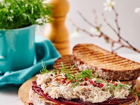 Toast roggebrood met gerookte makreel en mierikswortel 