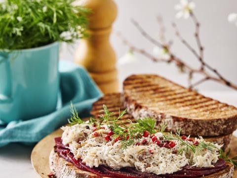 Toast roggebrood met gerookte makreel en mierikswortel 