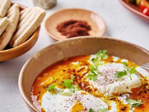 Gepocheerde eieren met gekruide boter
