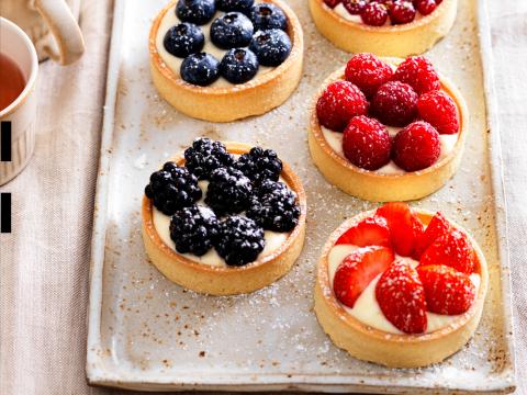 Minitarteletjes met yoghurt-advocaatcrème en rood fruit