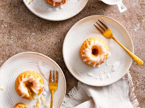 Minitulbandcakejes met citroenglazuur