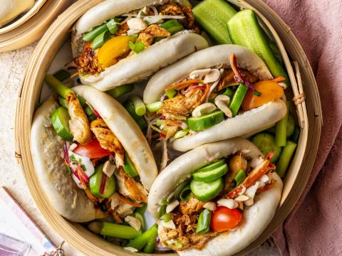 Bao buns met kip en rauwe groentjes