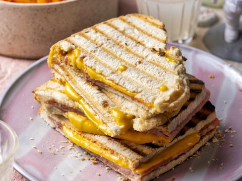 Croque-monsieurs met wortelslaatje