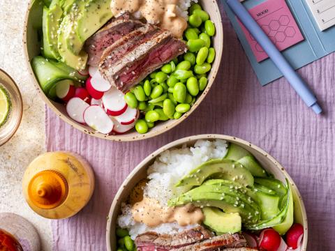 Pokébowl met kortgegrilde steak