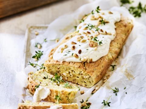 Hartige kruidencake met kruidenkaastopping