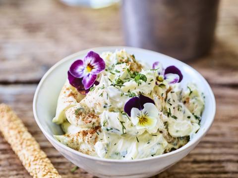 Kruidenboter met eetbare bloemetjes