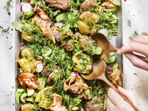 Salade met gepofte krieltjes, pesto van tuinkruiden en krokante pancetta