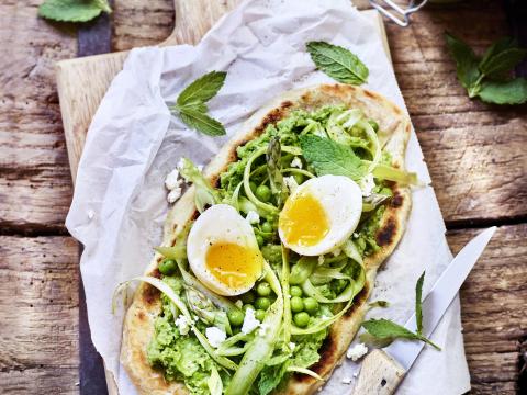 Flatbread met spread van erwtjes en munt, aspergelinten en een zachtgekookt ei