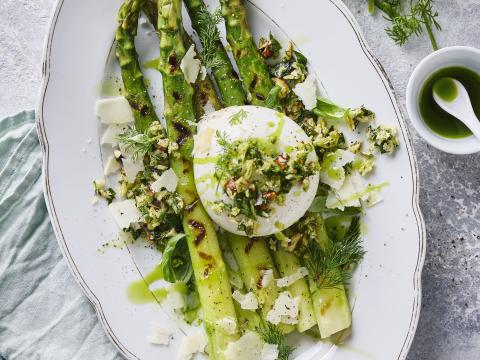 Gegrilde groene asperges met burrata en kruidencrumble