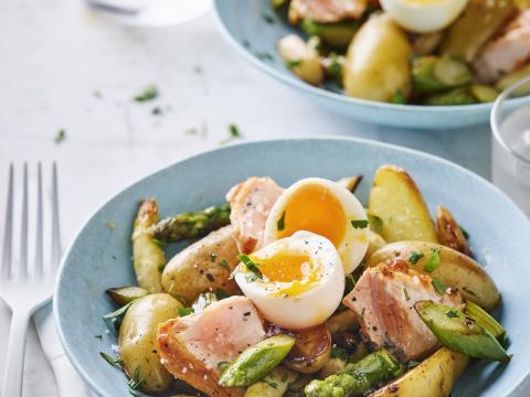 Asperges met krieltjes, gegrilde zalm en zachtgekookt ei