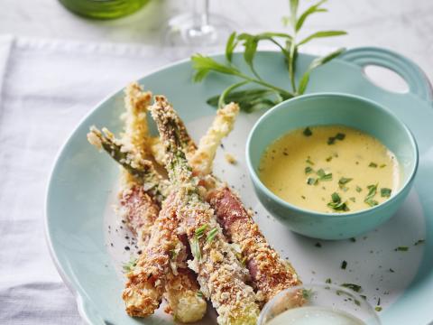 Krokant gebakken aspergerolletjes met snelle bearnaise
