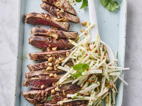 Thai beef met gemarineerde rauwe witte asperges