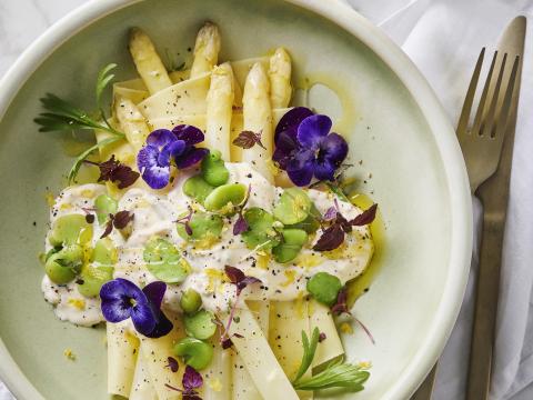 Open lasagne met gestoomde witte asperges, tuinbonen en een romig dragonsausje