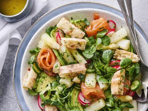 Panzanella van witte asperges en gerookte zalm