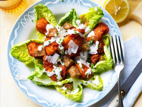 Caesarsalade met gebakken kibbeling 