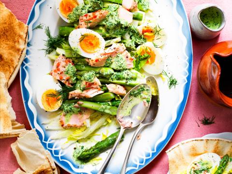 Salade van groene asperges met gepocheerde zalm en kruidendressing