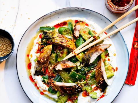 Komkommersalade met gerookte makreel