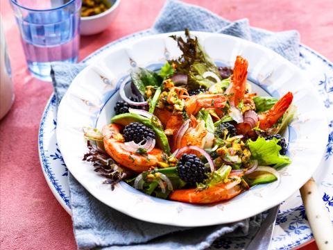 Scampisalade met braambessen en avocado