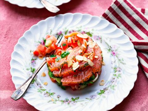 Watermeloen-komkommersalade met gravad lax