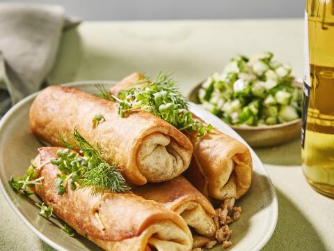 Taquitos met rundergehakt en komkommersalsa