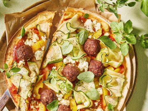 Tortillapizza met falafel