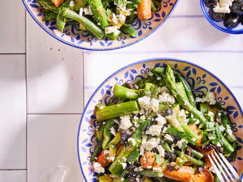 Lauwe worstjessalade met asperges, boontjes en feta