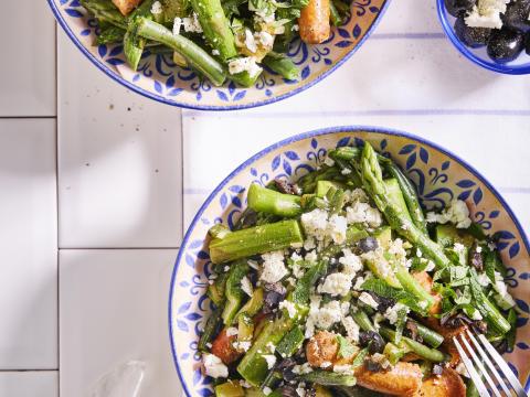 Lauwe worstjessalade met asperges, boontjes en feta